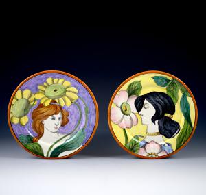 Coppia di piatti con volti femminili e decori floreali